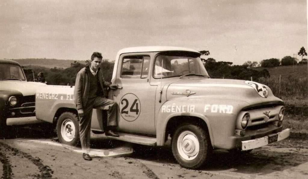 Passo Fundo Rui Menegaz com sua camionete Ford número 24, que chegou em terceiro lugar nas 5 milhas de arrancada faixa Passo Fundo- Marau em 1963