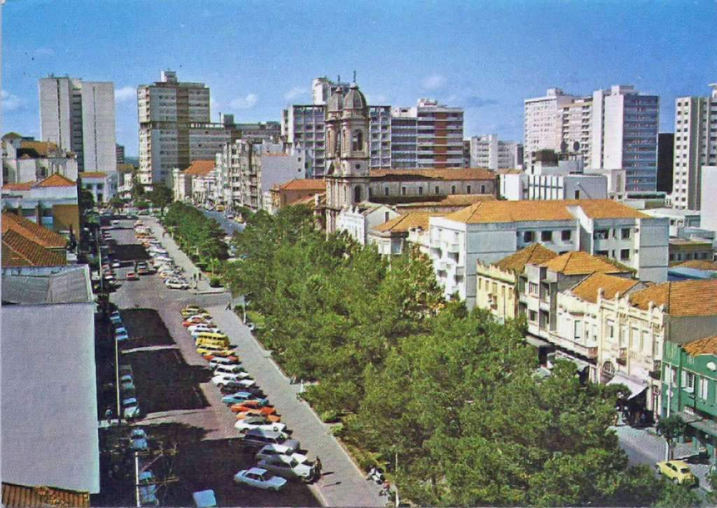 Santa Maria - Av Rio Branco Edifício Província e Taperinha (acervo Derli Baltasar Castagna Paim) déc1970.