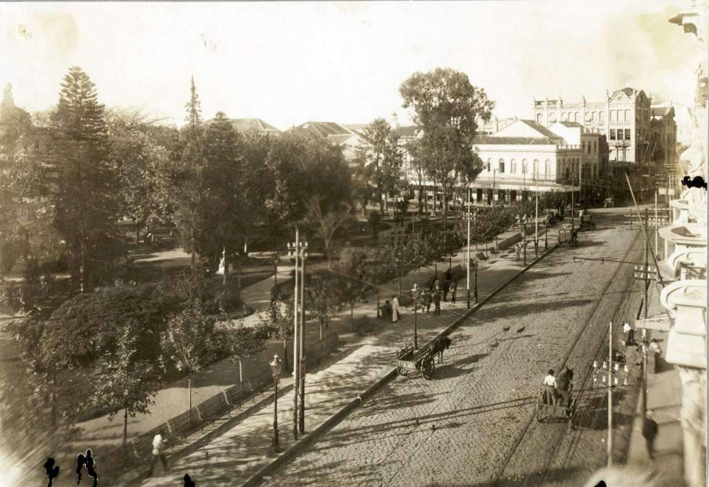 Porto Alegre - Praça da Alfândega e Cinema Central na década de 1910.