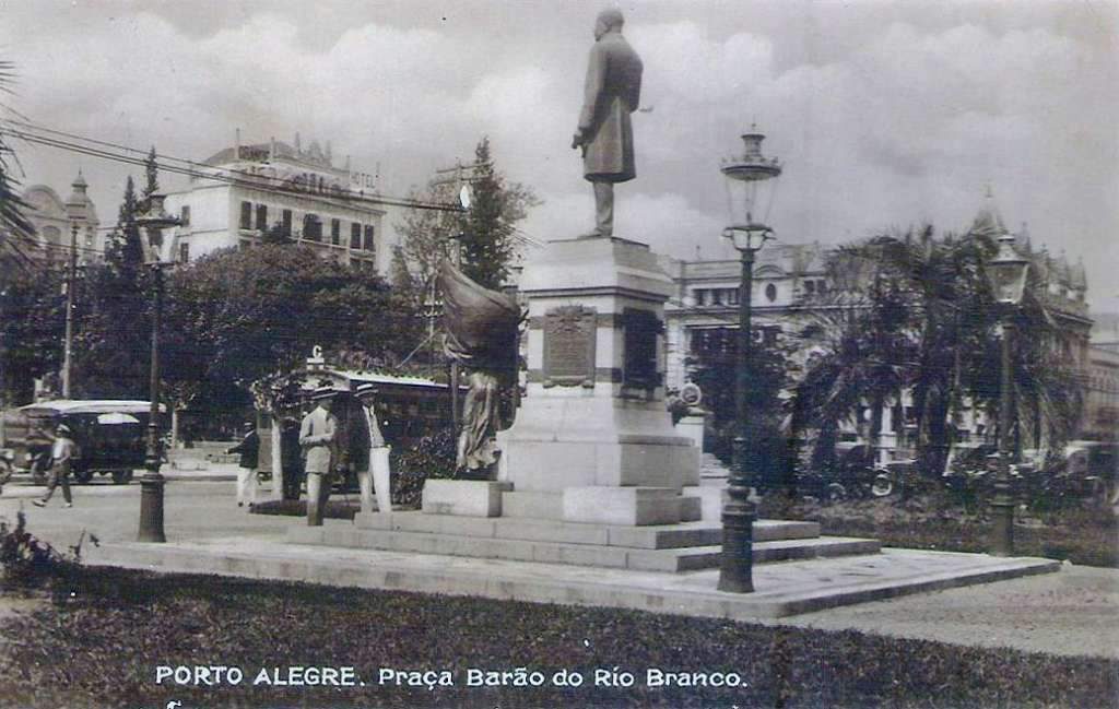 Porto Alegre - Praça Barão do Rio Branco(atual Alfândega) na década de 1930.