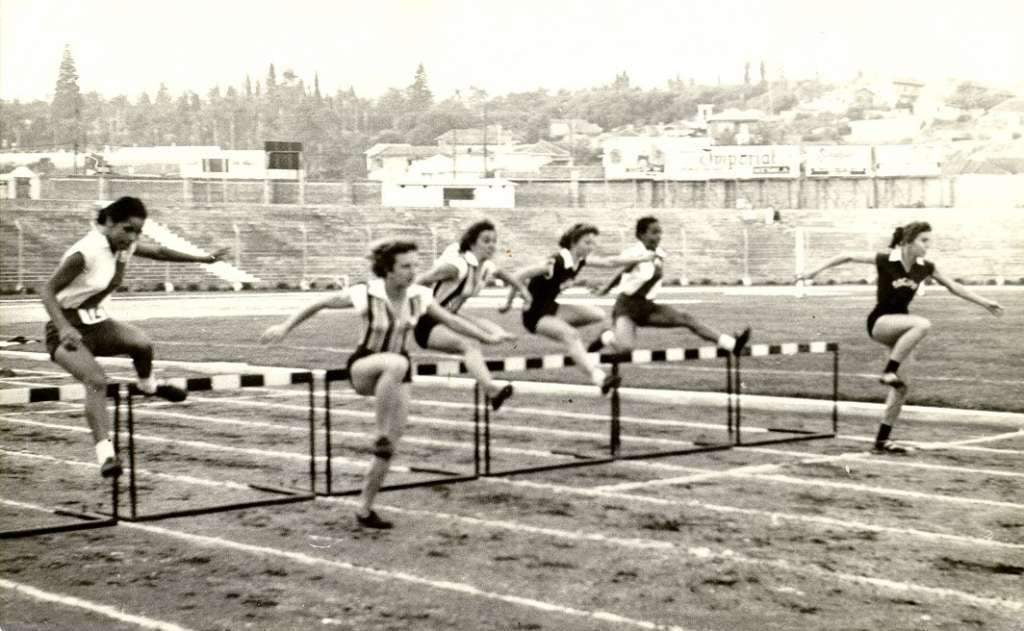 Porto Alegre - Campeonato Citadino de Atletismo Feminino - Corrida com barreiras em 1956.