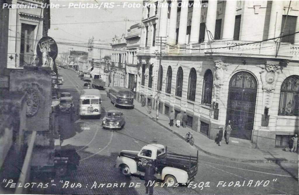 Pelotas Rua Andrade Neves esquina Floriano Peixoto na década de 1950.