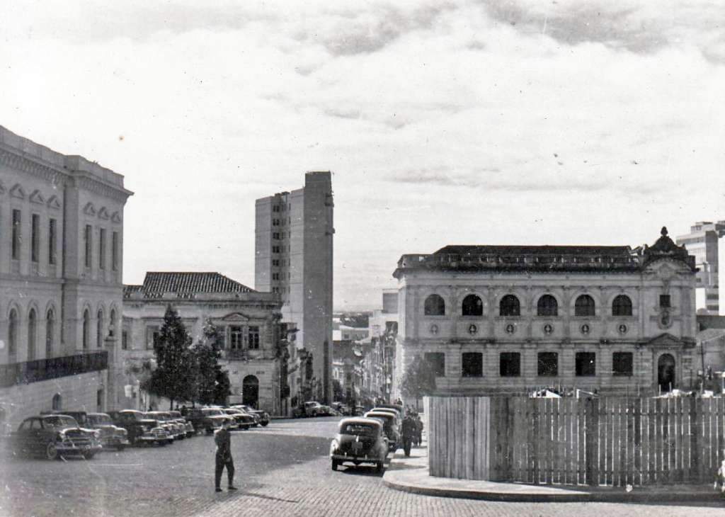Porto Alegre - Rua General Câmara (antiga Rua da Ladeira) Teatro São Pedro na década de 1950.