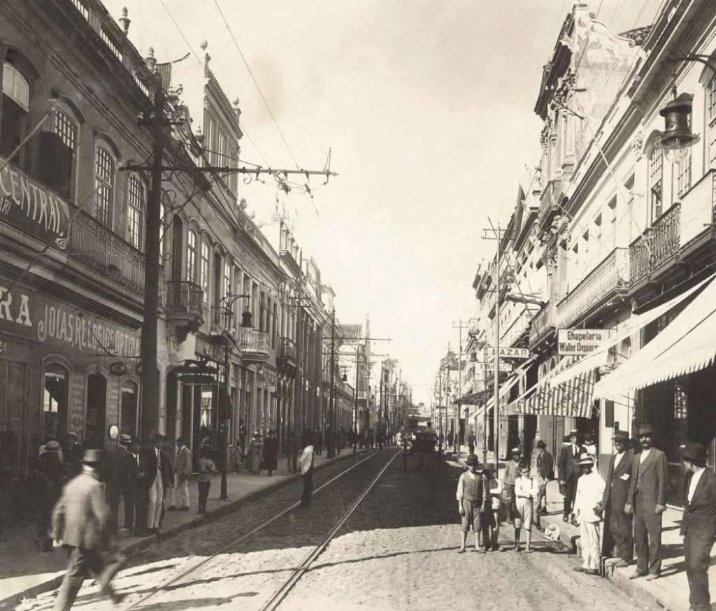 Porto Alegre - Rua dos Andradas esquina com Rua Marechal Floriano na década de 1910.