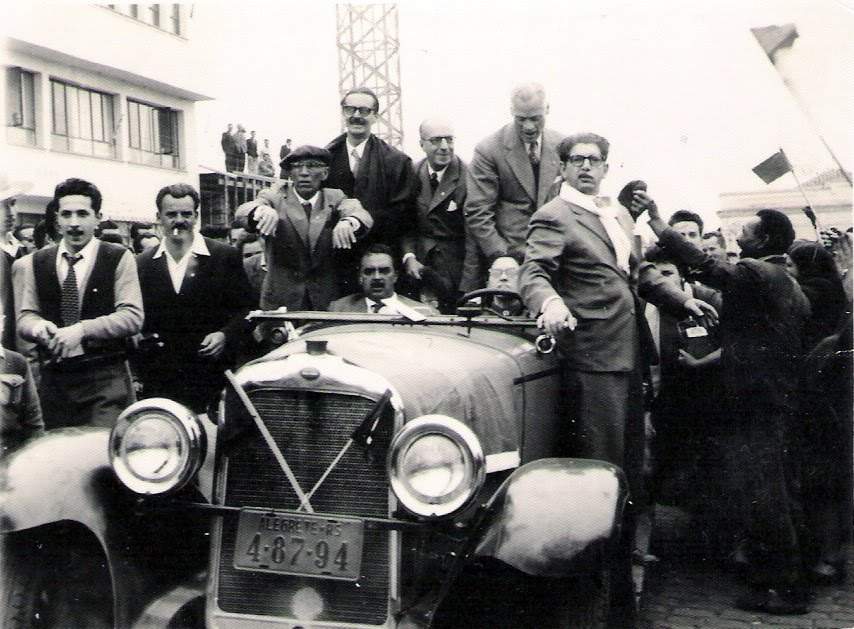 Alegrete - Campanha política  do candidato a presidente Jânio Quadros que desfila em carro aberto junto a Juarez Távora, João Peres (jornalista local) e outras autoridades em 1960.