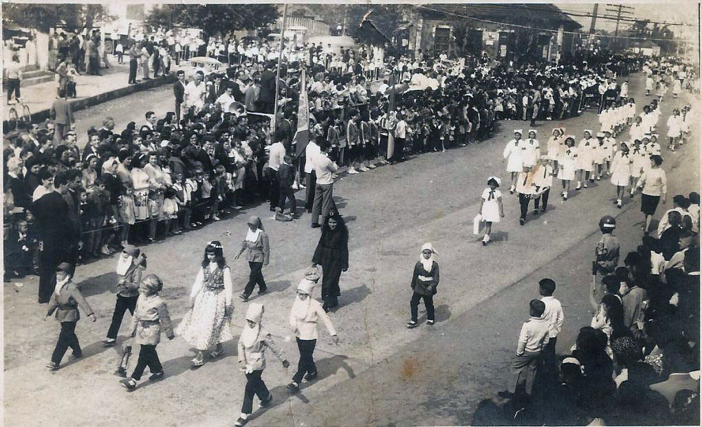 Sapucaia do Sul - Desfile de 7 de setembro no Bairro Centro - Grupo Escolar Três Portos em 1964.