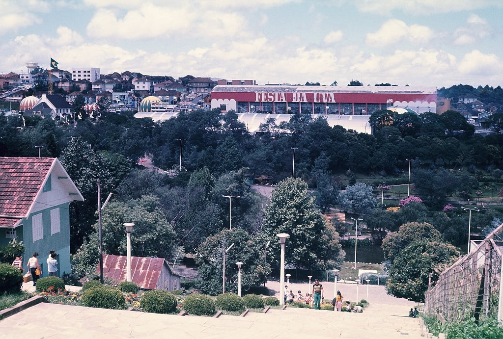 Caxias do Sul - Pavilhão da Festa da Uva, escadarias Parque dos Macaquinhos e Rua Os Dezoito do Forte em fevereiro de 1972.