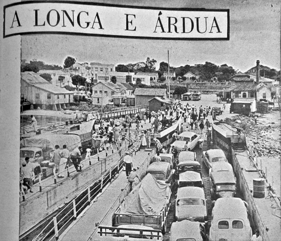 Porto Alegre Travessia de barcas para Porto Alegre na década de 1950.