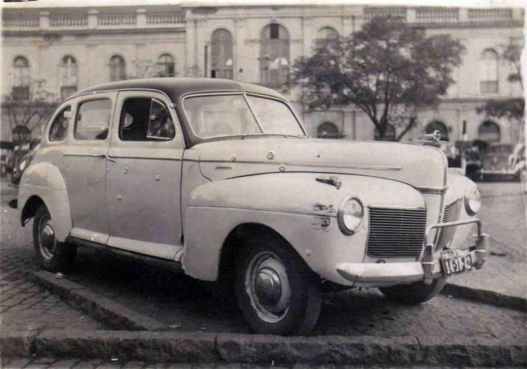 Porto Alegre Mercado Público Mercury 1941 de Ubirajara Menezes na década de 1950.