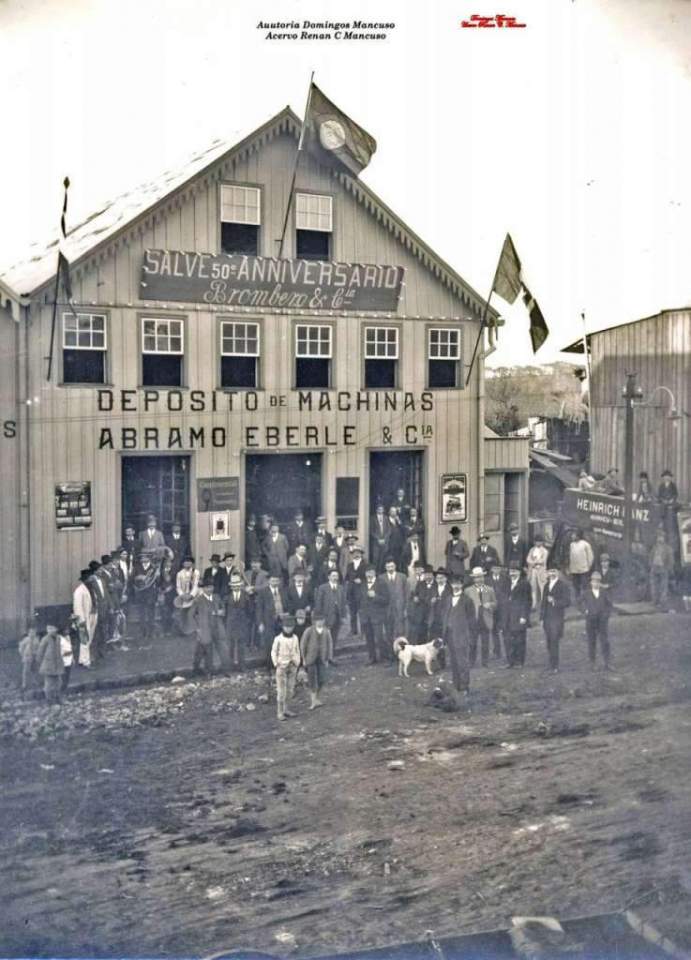 Caxias do Sul - Fachada do depósito de máquinas Abramo Eberle na Rua Sinimbu em 1912.