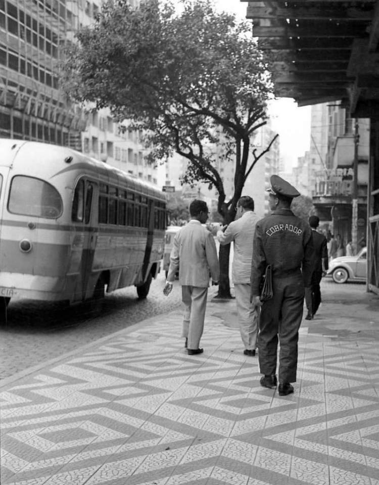 Porto Alegre - Cobrador na Rua Salgado Filho na década de 1960.