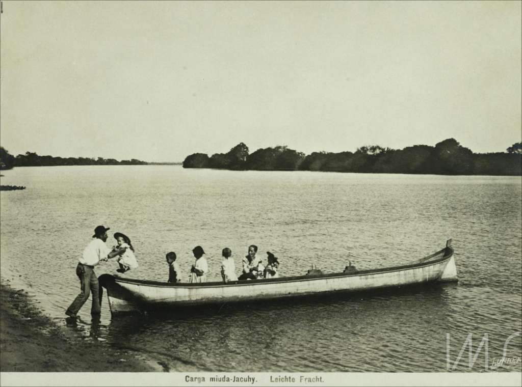 Porto Alegre - Homem desembarcando crianças no início do século XX.