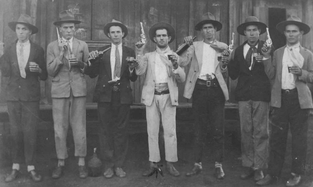 Tapejara - Festa da colônia em Vila Maria Severino De Bastiani (ao centro) e amigos na década de 1940.