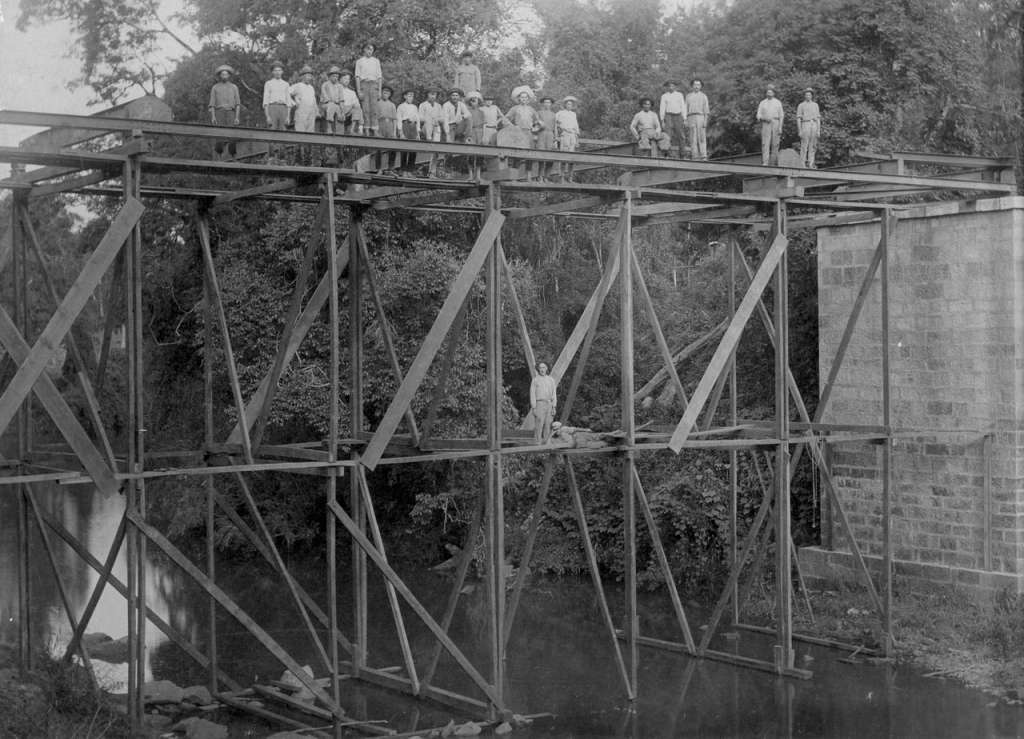 Lajeado - Contrução de ponte na década de 1930. Fonte: acervo Felipe Bouvie. 