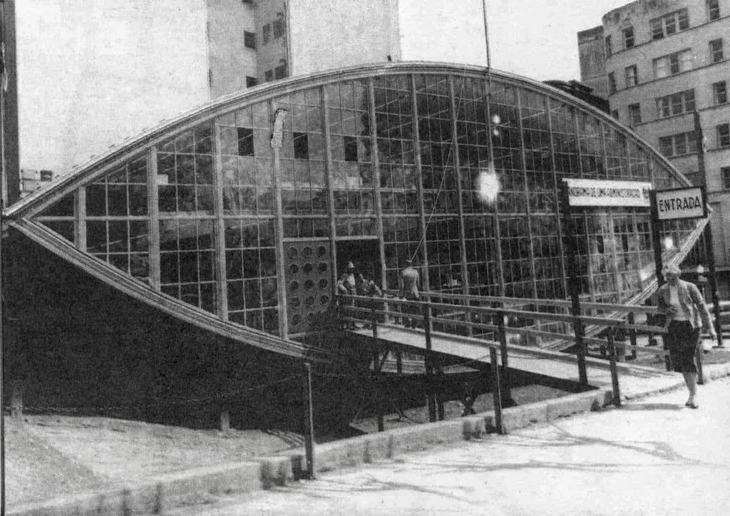 Porto Alegre - Mata Borrão na esquina da Avenida Borges de Medeiros com Rua Andrade Neves na década de 1960.