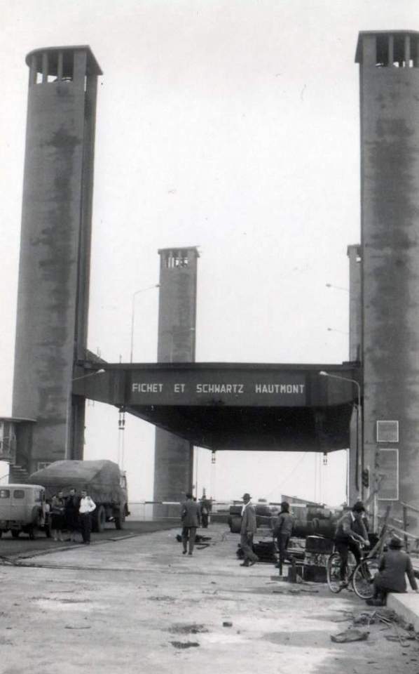 Porto Alegre - Postal da construção da ponte Getúlio Vargas(Guaíba) na  década de 1950.
