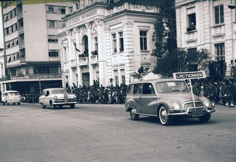 Santa Maria - Desfile de veículos na década de 1960.