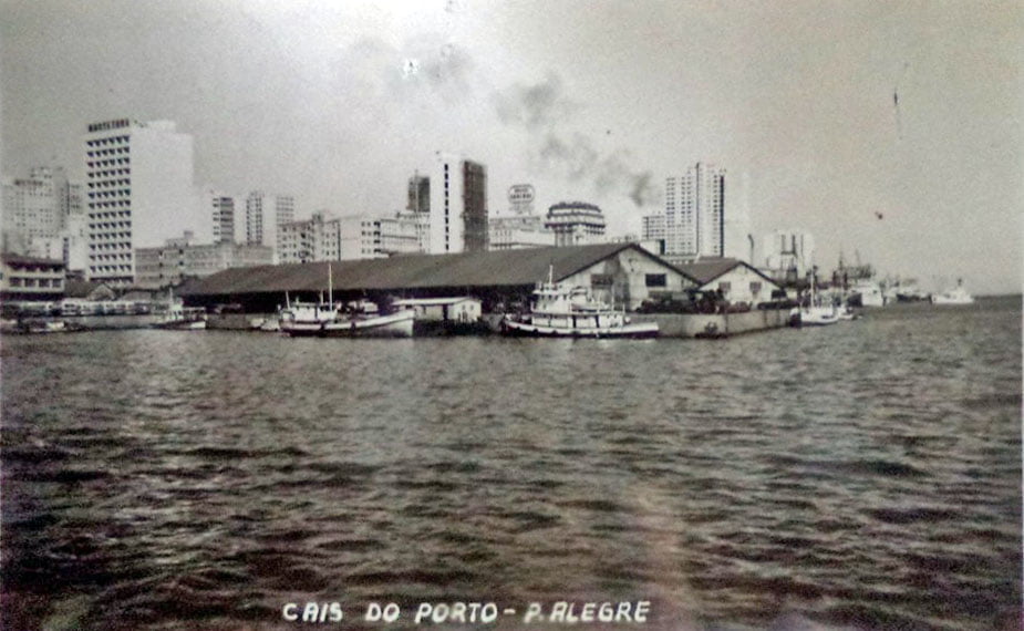 Porto Alegre - Postal do cais visto do Guaíba na década de 1950.