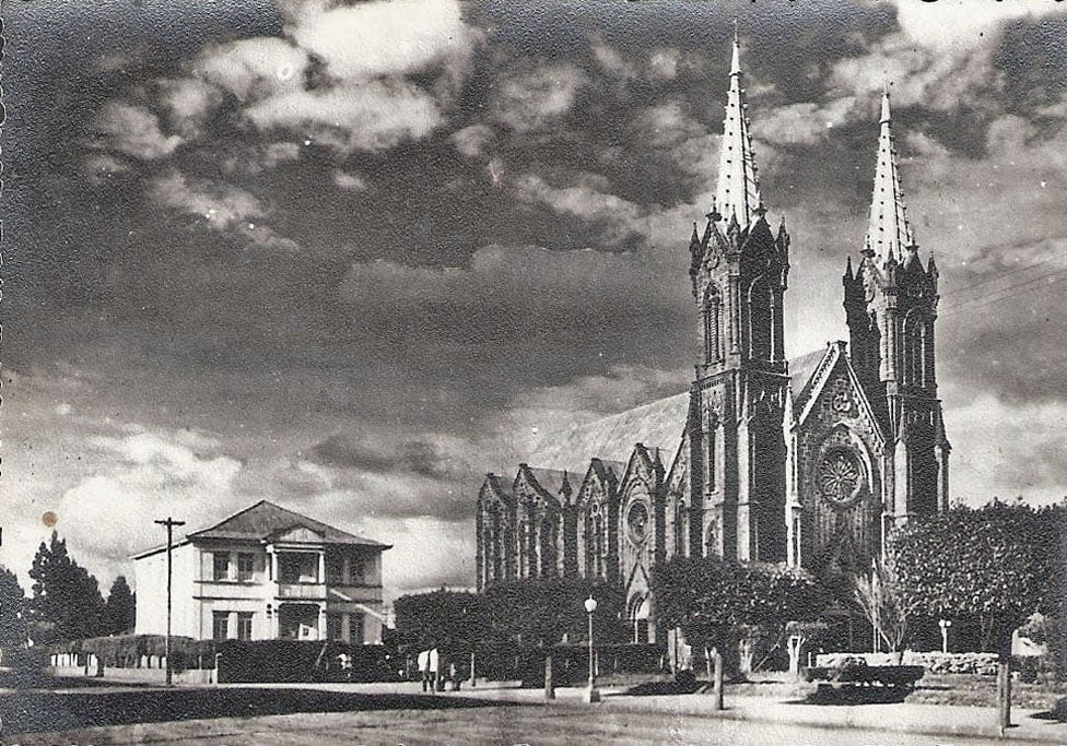 Vacaria - Praça Central e Igreja Matriz na década de 1950.