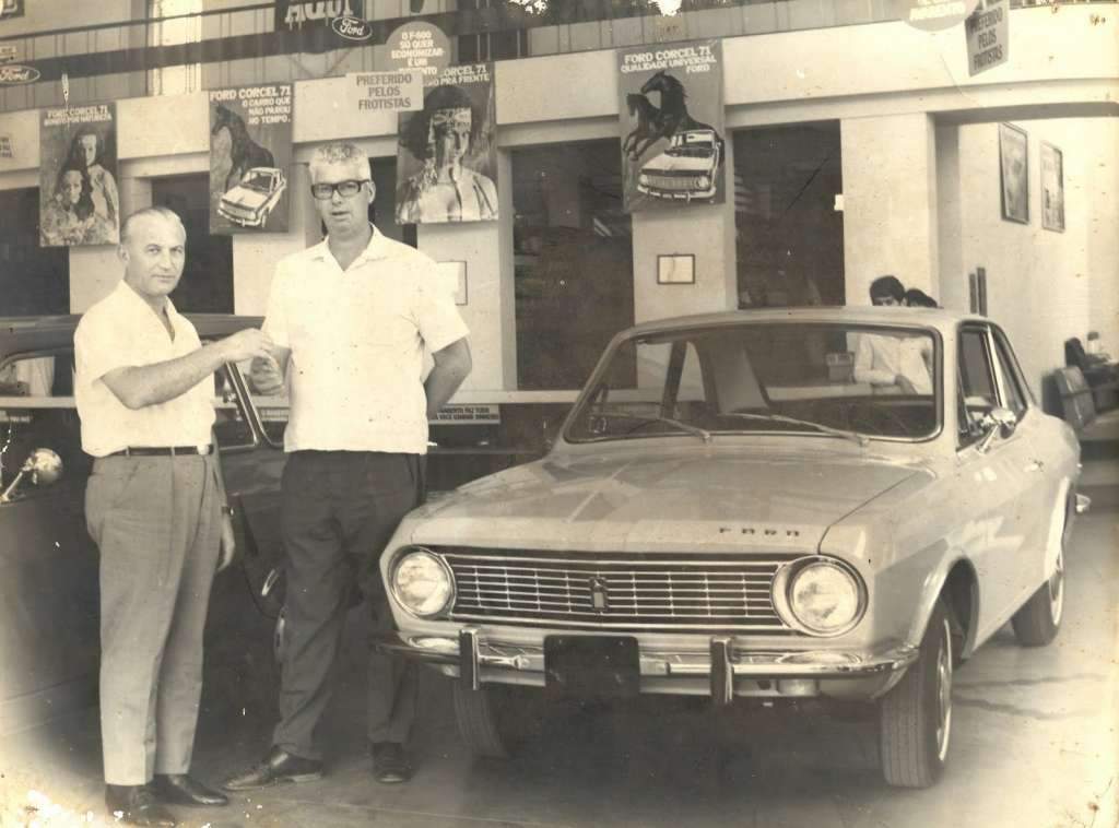 Encantado - Entrega de Ford Corcel na Cia de Automóveis Guido Cé em 1971. Fonte: acervo pessoal de Hamilcar Cé.