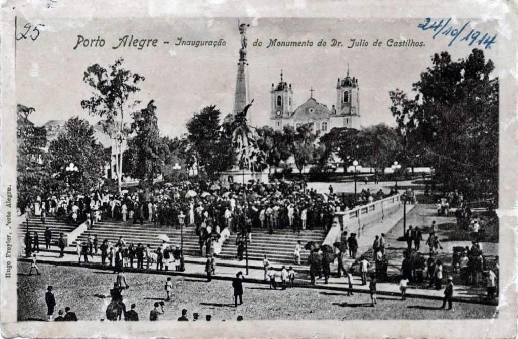 Porto Alegre - Postal da Inauguração do Monumento Júlio de Castilhos na Praça da Matriz em 24/10/1914. Fonte: foto Hugo Freyler.