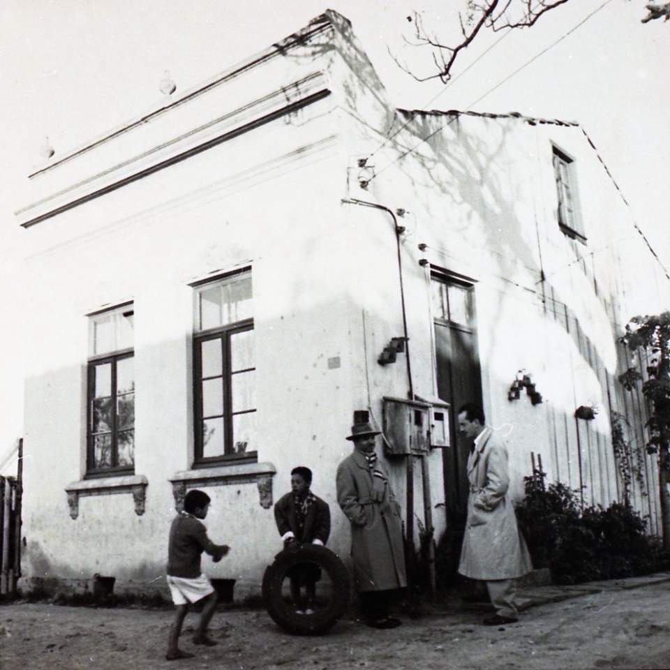 Porto Alegre - Travessa Batista na IIhota - Lupicínio Rodrigues(casa onde nasceu) com Hamilton em 1952. Fonte: acervo Pedro Flores.