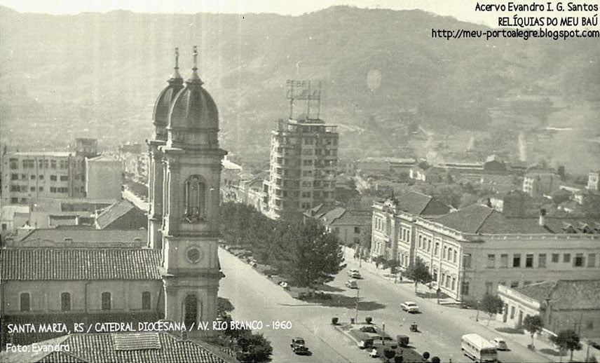 SANTA MARIA-RS. Avenida Rio Branco, vista do alto do Edifício Taperinha.  Foto: Luciélli Raminelli. #santamaria #riogrande…