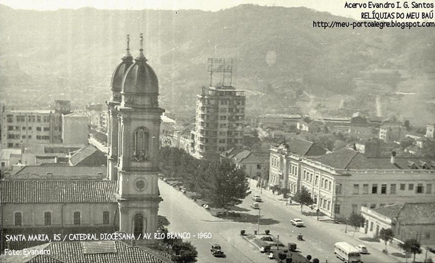 Santa Maria - Foto inédita do Edifício Mauá com o famoso anuncio em neon da Cyrillinha na década de 1950.