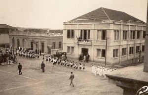 Camaquã Clube Comercial(atual Secretária Municipal de Educação) em frente a igreja Matriz