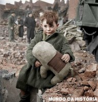 Inglaterra Londres Criança abandonada segurando um urso de pelúcia 1945    