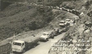Fila de Caminhões na Serra do Rio Pelotas 1965