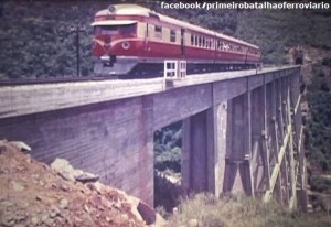 Trem Minuano cruzando a ponte ferroviária sobre o Rio Pelotas divisa RS-SC 1969