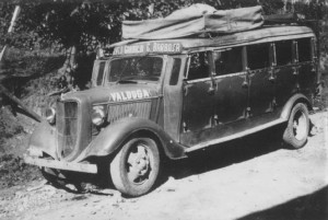 Ônibus Linha Bento Garibaldi Carlos Barbosa(acervo Eugênio Valduga) déc1940   