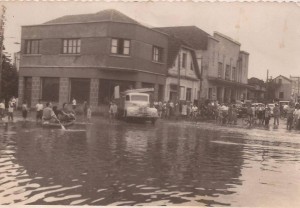 Lajeado Enchente esquina Av Benjamin Constant com Rua Marechal Deodoro. O prédio à direita é o antigo Cine Avenida(acervo Ageu Kehrwald) 1965