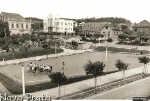 Nova Prata Praça e crianças Escola Reinaldo Cuerubini 1974