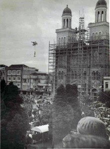 Passo Fundo - Grupo de artistas equilibristas Travesia por um fio de aço entre Turis Hotel e torre da Catedral(foto Deoclides Czamanski) em 1965           