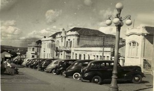 Passo Fundo Carros de praça (Táxis) na Praça Marechal Floriano na Rua Independência déc1950      