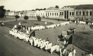 Passo Fundo Desfile na frente da Prefeitura. Vemos a casa de Adão Schell e a calçada alta(acervo Henrique Benedito Frydberg)  
