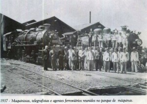 Passo Fundo Maquinistas, telegrafistas e agentes ferroviários no parque de máquinas(Parque da Gare) 1937 