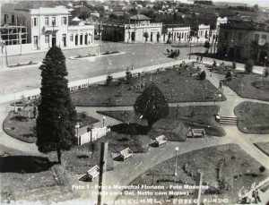Passo Fundo Praça Marechal Floriano(acervo Antonio Moura) 1940 (1) 