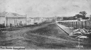 Passo Fundo Rua Bento Gonçalves Praça Marechal Floriano(ainda cercada) 1916 
