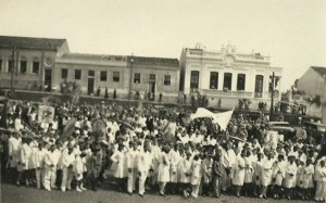 Passo Fundo calçada alta entre as Ruas Teixeira Soares e 15 de Novembro em um desfile colegial da década de 1930.  Fonte- Álbum de Igor Schneider Calza        