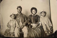 EUA A única foto conhecida de um soldado negro que lutou na guerra civil americana junto de sua família 1863 