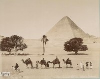 Egito Caravana passando ao lado das pirâmides de Gizé 1860 