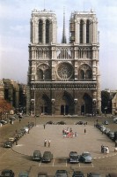 França Le parvis de Notre-Dame avec des voitures Paris 1960s Willy Ronis (1) 