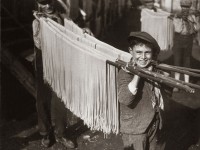 Itália Garotos trabalhando carregando espaguete em Nápoles, 1929 