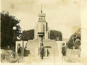 Pelotas Altar da Pátria Praça Cel Pedro Osório em frente à Confeitaria Brasil(foto Leni Oliveira) 1944