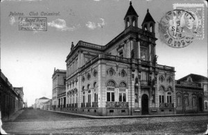 Pelotas Cartão Postal da Casa Krahe, filial de Pelotas. Série sem numeração. Colorizado. Clube Caixeral. Fonte- Original. Acervo de Eduardo Arriada.