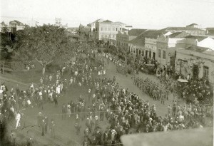 Pelotas Desfile militar na rua Lobo da Costa (Praça Cel. Pedro Osório) anos 20. A multidão estava indo em direção ao largo do Mercado Público