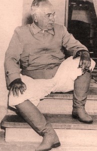 Getúlio Vargas com botas e charuto